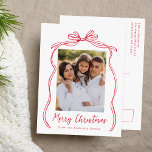 rode boog vrolijke kerstfoto feestdagenkaart<br><div class="desc">Vier het vakantieseizoen met dit charmante kerstfeest briefkaart met de foto van uw familie omlijst door een feestelijke rode strik en lint op een frisse witte achtergrond. "Merry Christmas" is elegant geschreven in een charmant rood handgeschreven script, met ruimte om je familienaam hieronder te personaliseren. De achterkant van het briefkaart...</div>