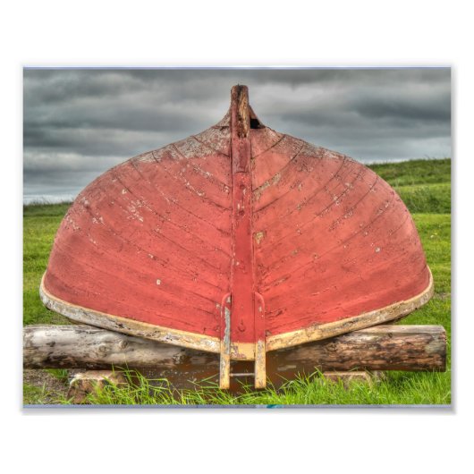 Rode boot bij het fort van Louisbourg Foto Afdruk (Voorkant)