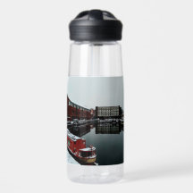 Rode boot op het water