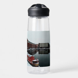 Rode boot op het water waterfles