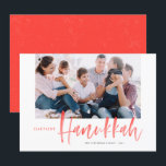 Rode borstel kalligrafie gelukkigste Chanoeka foto Feestdagenkaart<br><div class="desc">De gelukkigste Chanoeka! Stuur vakantiegroeten naar je dierbaren met deze handgeschreven Happy Chanoeka platte kaart. Het beschikt over rode borstel moderne kalligrafie met een bijpassende delicate sneeuwpatroon. Personaliseer door een foto,  namen,  datum en bericht toe te voegen. Deze feestelijke rode kalligrafie vakantiekaart is verkrijgbaar in andere kleuren en producten.</div>