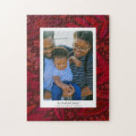 Rode botanische Lijst Vakantie Foto Gift Puzzle Legpuzzel<br><div class="desc">Lijst je favoriete portretfoto met een rand van een warm rood folium in schilderstijl op een Bourgogne achtergrond en geef je geliefden (of jezelf) een mooie persoonlijke en een-van-een-soort cadeaupuzzel. Voeg uw foto toe en personaliseer de tekst van de titeltitel van het afbeelding om de gelegenheid te merken.</div>