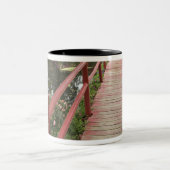 Rode brug over de vijver, Magnolia Plantation, Tweekleurige Koffiemok (Center)