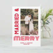 Rode Bruiloft  Getrouwd & Blij Feestdagenkaart (Staand voorkant)