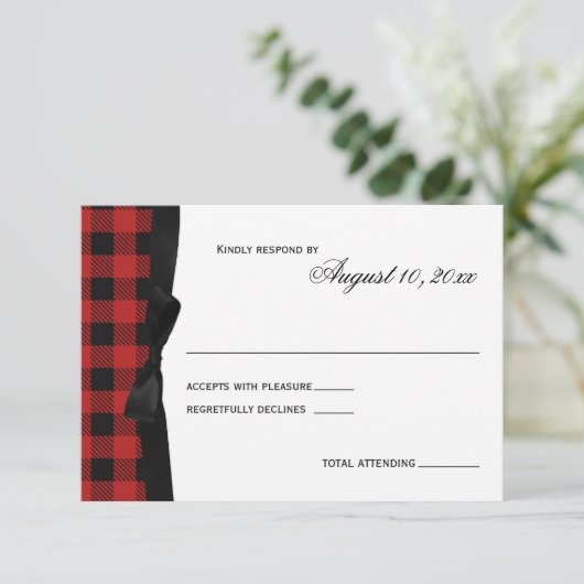 Rode Buffalo Plaid en Lint Reactie RSVP Kaartje (Staand voorkant)
