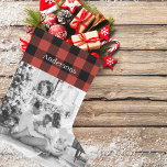 Rode buffel gespeeld met foto en naam | grote kerstsok<br><div class="desc">Leg de geest van het vakantieseizoen vast met onze prachtige Red Buffalo Plaid Christmas Stocking,  ontworpen om warmte en charme toe te voegen aan uw vakantiedecor. Deze gepersonaliseerde kous is niet alleen een heerlijke aanvulling op je mantel,  maar ook een gekoesterde aandenken die nog jaren gekoesterd kan worden.</div>