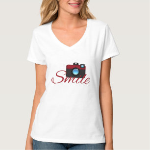 Rode camera en glimlach T-shirt fotograaf