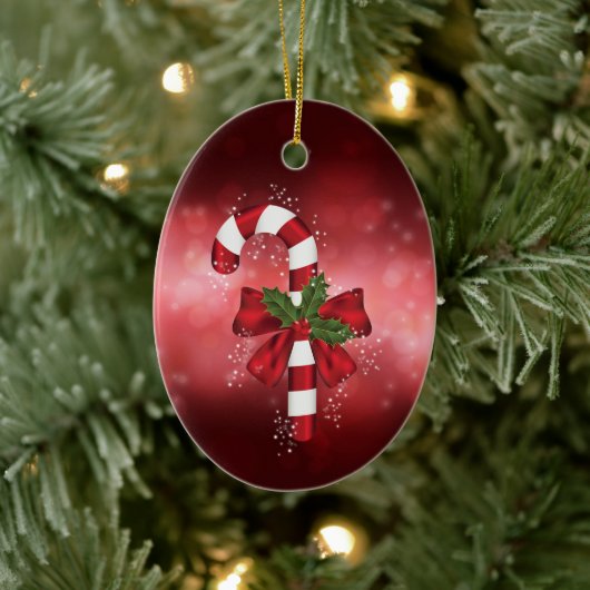 Rode Candy Cane Op Een Rode Bokeh Achtergrond Keramisch Ornament (Boom)