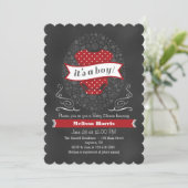 Rode Chalkboard Boy Baby shower Invite Kaart (Staand voorkant)