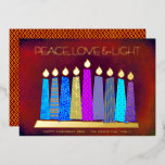 Rode Chanoeka Kaarsen Vrede Liefde Licht Echt Goud Folie Feestdagenkaart<br><div class="desc">"Vrede, liefde en licht." Een speelse, moderne, artsachtige illustratie van boho patroonkaarsen in een menorah helpt je om mee te doen in de vakantie van Hanukkah. Geassembleerde blauwe kaarsen met kleurrijke echte gouden folie patronen, echte gouden folie vlammen en menorah, bedekken een rijke, diep verbrande rode oranje achtergrond met textuur....</div>
