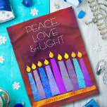 Rode Chanoeka Menorah Kaarsen Vrede Liefde Licht V Fleece Deken<br><div class="desc">"Vrede, liefde & licht." Een speelse, moderne, kunstzinnige illustratie van boho patroonkaarsen in een menora helpt je de vakantie van Chanoeka in te luiden. Diverse blauwe kaarsen met kleurrijke faux folie patronen bedekken een rijke, diep verbrande rode oranje getextureerde achtergrond. Voel de warmte en vreugde van het vakantieseizoen wanneer je...</div>