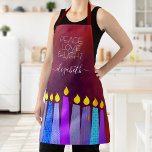Rode Chanoeka Menorah Kaarsen Vrede Liefde Licht V Schort<br><div class="desc">"Vrede, liefde en licht." Hier is een wonderlijke manier die aan het plezier van uw vakantiebakken toevoegt. Voeg extra glans toe aan je vakantieavonturen wanneer je deze verbluffende, kleurrijke, aangepaste naam Hanukkah schort draag. Een speelse, artsy illustratie van blauwe menorakaarsen met kleurrijke faux folie patronen en moderne typografie bedekken een...</div>