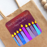 Rode Chanoeka Vrede Liefde Lichte Blauwe Boho Kaar Vierkante Sticker<br><div class="desc">"Vrede, liefde & licht." Een speelse, moderne, kunstzinnige illustratie van boho patroonkaarsen helpt je de vakantie van Chanoeka in te luiden. Diverse blauwe kaarsen met kleurrijke faux folie patronen bedekken een rijke, diep verbrande rode oranje getextureerde achtergrond. Voel de warmte en vreugde van het vakantieseizoen wanneer u deze prachtige, kleurrijke,...</div>