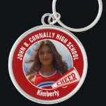 Rode cheerleader foto High School Spirit Sleutelhanger<br><div class="desc">Dit coole op maat gemaakte cheerleader-fotocadeau voor de middelbare school is voorzien van witte typografie van je team en spelersnaam op een rode sleutelhanger met een juichmegafoon. Personaliseer je met de foto van je student en het schooljaar als een trotse cheerleading ouder. Een leuk cadeau voor een papa of mama....</div>