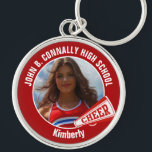 Rode cheerleader foto High School Spirit Sleutelhanger<br><div class="desc">Dit coole op maat gemaakte cheerleader-fotocadeau voor de middelbare school is voorzien van witte typografie van je team en spelersnaam op een rode sleutelhanger met een juichmegafoon. Personaliseer je met de foto van je student en het schooljaar als een trotse cheerleading ouder. Een leuk cadeau voor een papa of mama....</div>