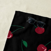 Rode Cherry Black Beach Handdoek (In situ)