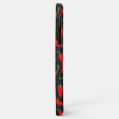 Rode chilipepers op zwart koel patroon Case-Mate iPhone case (Achterkant/links)