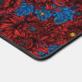 Rode chrysanthemum-bloemen en oranje kevers bureaumat (Hoek)