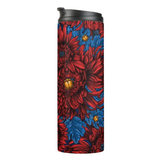 Rode chrysanthemum-bloemen en oranje kevers thermosbeker (Geroteerd rechts)