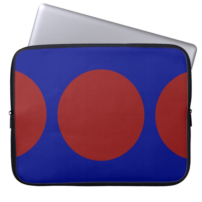 Rode cirkels op blauw laptop sleeve (Voorkant)