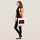 Rode cirkels op blauw tote bag (Voorkant (model))