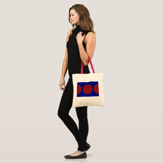 Rode cirkels op blauw tote bag (Voorkant (model))
