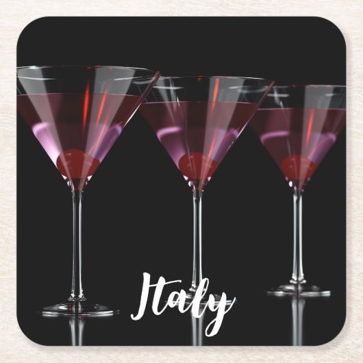 Rode cocktails in martinglas met kersen kartonnen onderzetters (Voorkant)