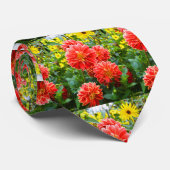 Rode dahlias florale mode stropdas (Opgerold)