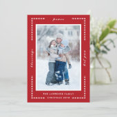 Rode decoratieve zegeningen Vrede Vreugde Kerstmis Feestdagenkaart (Staand voorkant)