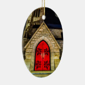 Rode deur naar de kerk met maan keramisch ornament (Rechts)