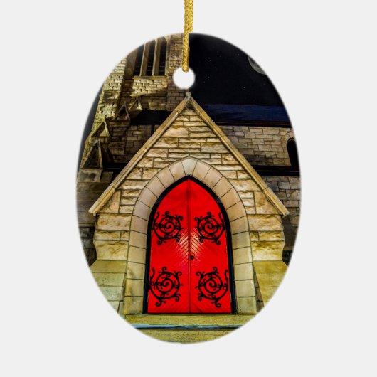 Rode deur naar de kerk met maan keramisch ornament (Voorkant)