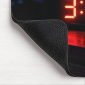 Rode digitale klok met vroeg ochtenduur muismat (Hoek)