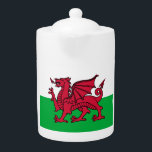 Rode Draak Keltische Vlag van Wales & Welsh Theepot<br><div class="desc">Geïnspireerd door het rijke tapijt van de Keltische geschiedenis en mythologie, bevat het vlaggenontwerp traditionele Keltische symboliek en een krachtige rode draak. Het kleurenpalet van de vlag, met levendig groen en helder wit, roept de weelderige landschappen en de blijvende geest van de Keltische landen op. - Het middelpunt van het...</div>