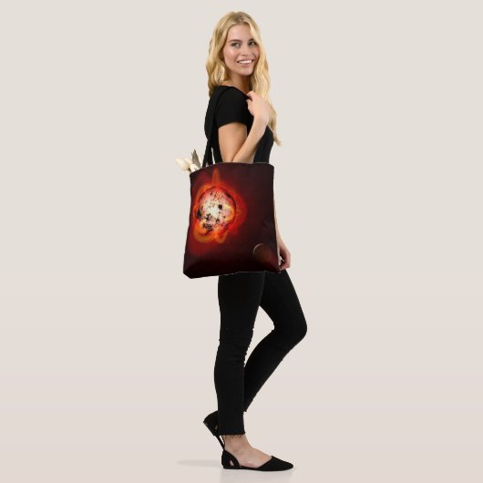 Rode dwergster in een baan rond een hypothetische tote bag (Op model)
