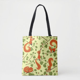 Rode eekhoorn in hazelaartakken. tote bag