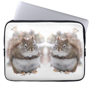 Rode eekhoorns in sneeuw laptop sleeve