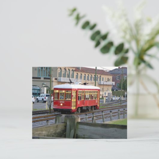 Rode elektrische tram op sporen briefkaart (Staand voorkant)