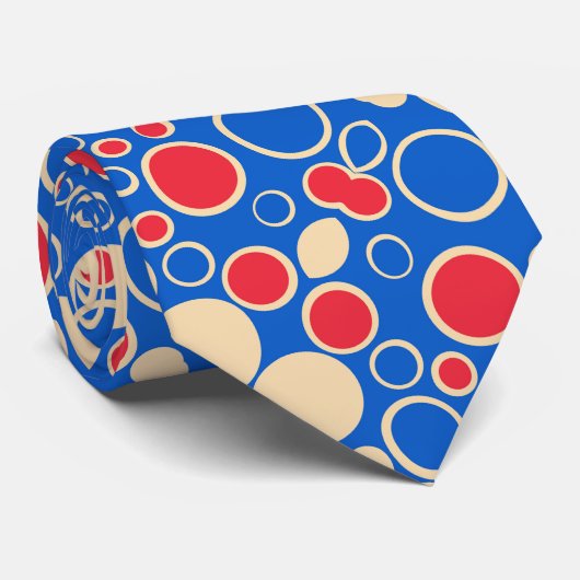 Rode en blauwe Stippen op blauw Stropdas (Opgerold)