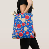 Rode en blauwe Stippen op blauw Tote Bag (Dichtbij)