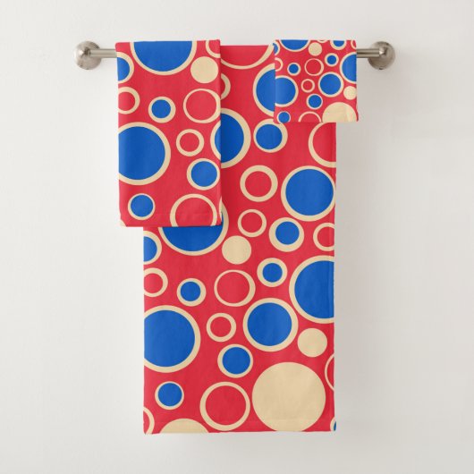 Rode En Blauwe Stippen Op Rood Bad Handdoek (Insitu)