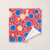 Rode En Blauwe Stippen Op Rood Bad Handdoek (Wasdoekje)