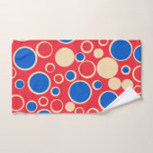 Rode En Blauwe Stippen Op Rood Bad Handdoek (Handdoek)