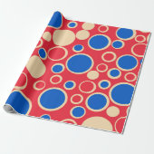 Rode en blauwe Stippen op rood Cadeaupapier (Uitgerold)