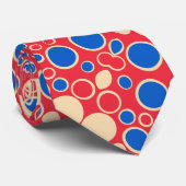 Rode en blauwe Stippen op rood Stropdas (Opgerold)