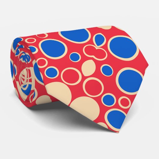 Rode en blauwe Stippen op rood Stropdas (Opgerold)