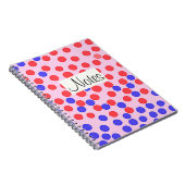 Rode en blauwe stippen op roze notitieboek (Rechterzijde)