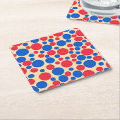 Rode en blauwe Stippen op Tan Kartonnen Onderzetters (Schuin)
