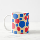 Rode en blauwe Stippen op Tan Koffiemok (Links)