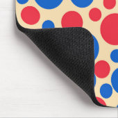 Rode en blauwe Stippen op Tan Muismat (Hoek)