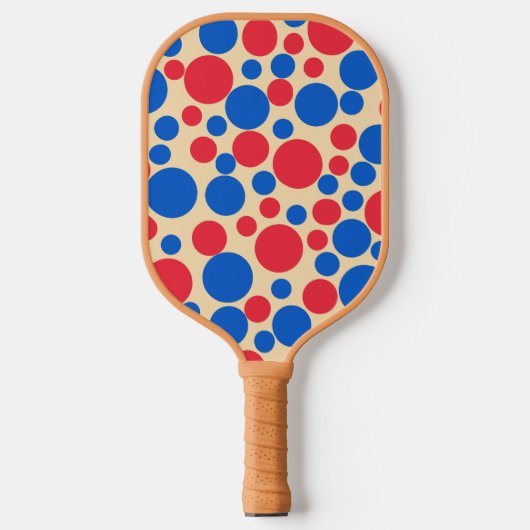 Rode en blauwe Stippen op Tan Pickleball Paddle (Voorkant)